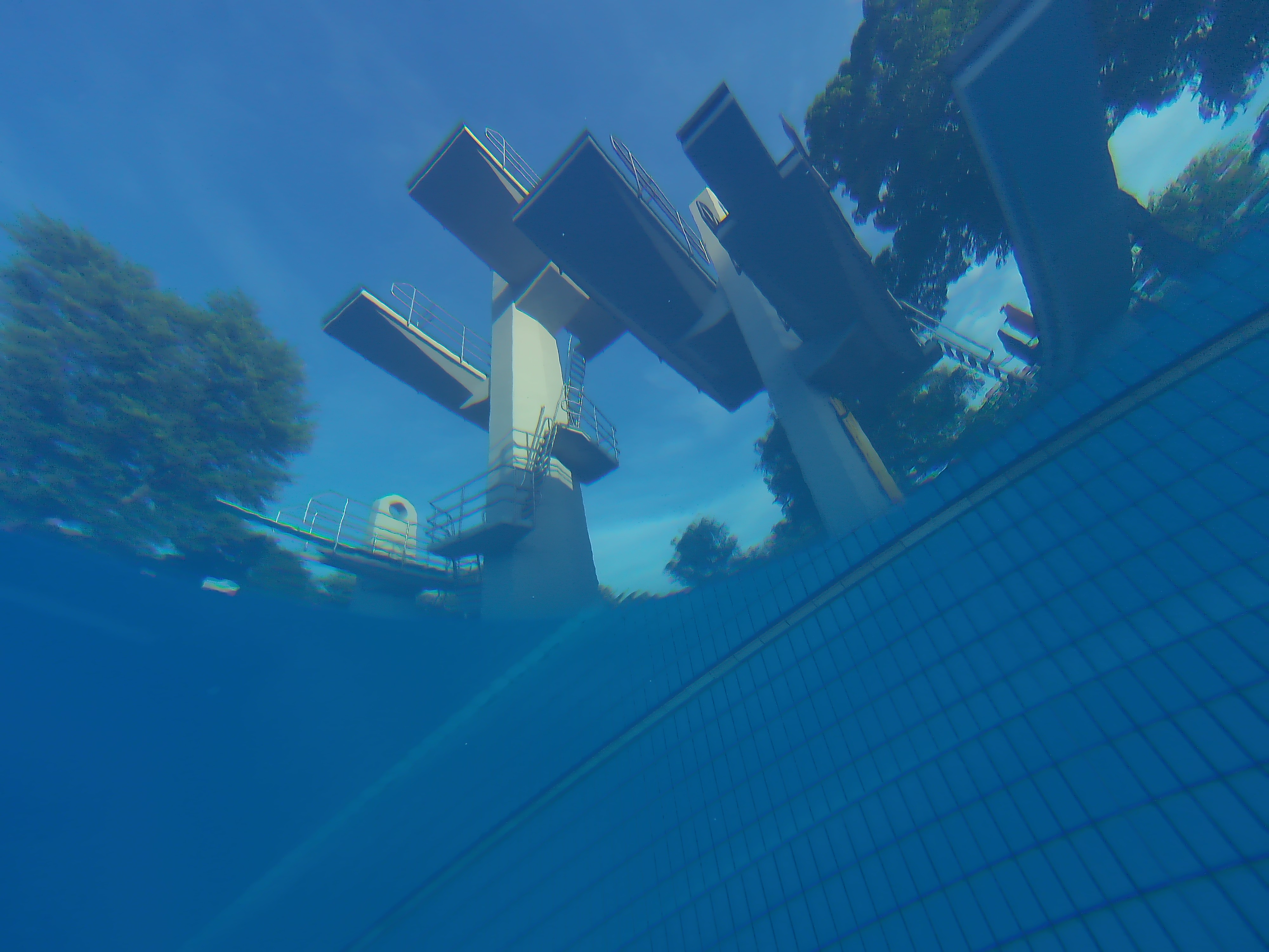 Freibad Unterhaching - Sprungturm von unten